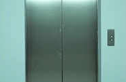 Έχετε αναρωτηθεί ποτέ γιατί τα ασανσέρ έχουν καθρέφτες; - Φωτογραφία 1