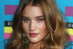 Η Rosie Huntington-Whiteley είναι σέξι ακόμα και στο γυμναστήριο [Photos]
