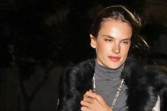 Για δείπνο με σέξι εμφάνιση η Αλεσάντρα Αμπρόσιο [Photos]
