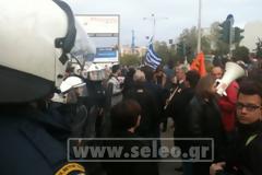 Ένταση και συγκρούσεις ανάμεσα σε πλήθος αστυνομικών αλλά και διαμαρτυρόμενων που βρίσκονται αυτή τη στιγμή έξω από την ΔΕΘ