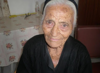 Στα 102 της, πίνει ακόμη το κρασάκι της και τα'χει ... τετρακόσια! - Φωτογραφία 1