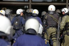 Τα ΜΑΤ φυγάδευσαν τα μέλη της γερμανικής αντιπροσωπείας στη ΔΕΘ Επίθεση διαδηλωτών στην ομάδα Φούχτελ - Φωτογραφία 1