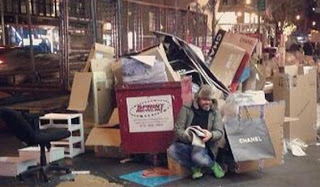 Γνωστός Έλληνας τηλεαστέρας... άστεγος ανάμεσα σε χαρτόκουτα στη Νέα Υόρκη - Φωτογραφία 1