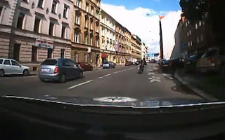 Εντυπωσιακή καταδίωξη μοτοσικλετιστή στην Πράγα [video] - Φωτογραφία 1