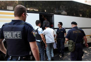 Πάτρα: 30 παράνομοι μετανάστες μεταφέρθηκαν την Τρίτη στο στρατόπεδο Κορίνθου - Φωτογραφία 1