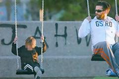 Θοδωρής Μαραντίνης: Οι αγκαλιές με τον γιο του και η κούνια
