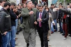 Τα μπουκάλια και οι καφέδες κατά του υφ. Παιδείας σε βίντεο