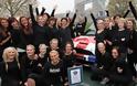 Απίστευτο ρεκόρ Γκίνες - 28 γυναίκες μπήκαν σε ένα mini cooper [video] - Φωτογραφία 1