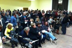 Πάτρα: Κατάμεστη από εργαζομένους η αίθουσα του Δημοτικού Συμβουλίου - Έπεσαν τα πρώτα συνθήματα