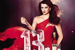 Lady in Red: H Penelope Cruz βάζει φωτιά στο Campari Calendar 2013 [Photos]