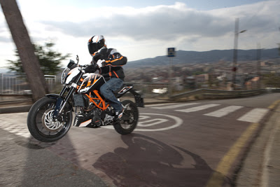 EICMA 2012: Η KTM παρουσιάζει το 390 DUKE, το 690 DUKE R, το 125 DUKE ABS και το 200 DUKE ABS ! - Φωτογραφία 2