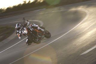 EICMA 2012: Η KTM παρουσιάζει το 390 DUKE, το 690 DUKE R, το 125 DUKE ABS και το 200 DUKE ABS ! - Φωτογραφία 4