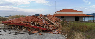 Βάνδαλοι κατεδάφισαν ένα ολόκληρο κτίριο στο Αιτωλικό! - Φωτογραφία 1