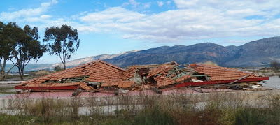 Βάνδαλοι κατεδάφισαν ένα ολόκληρο κτίριο στο Αιτωλικό! - Φωτογραφία 2