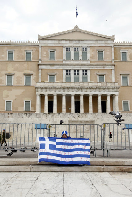 Το συγκινητικό μήνυμα του μοναχικού διαδηλωτή - Φωτογραφία 2