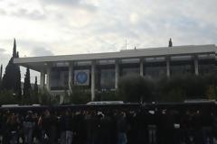 ΤΩΡΑ: Η σημαία του Πολυτεχνείου μπροστά στην πρεσβεία των ΗΠΑ