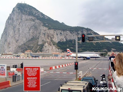 Δίαυλος αεροδρομίου διασταυρώνει μια πολυσύχναστη λεωφόρο! - Φωτογραφία 3