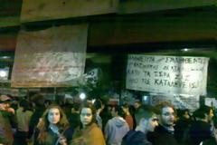 Πάτρα-Τώρα: Ένταση, μολότοφ και δακρυγόνα στο κέντρο -  Ζημιές σε Ι.Χ. και υποκατάστημα τράπεζας