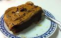 Απίθανο υγρό κέικ σοκολάτας με κρέμα καραμέλας - Φωτογραφία 1
