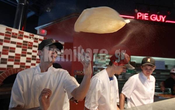 Διαγωνισμός για το ποιος μπορεί να φάει περισσότερη πίτσα πιο γρήγορα!!! (pics) - Φωτογραφία 4