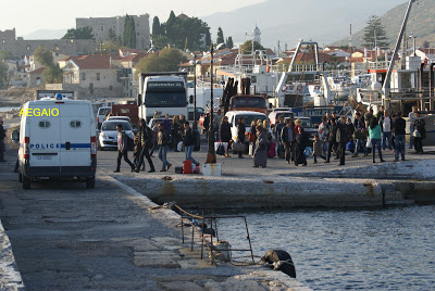 Με το πλοίο Κάλυμνος έφτασαν από το Αγαθονήσι στο Πυθαγόρειο της Σάμου άλλοι 40 περίπου μετανάστες - Φωτογραφία 4