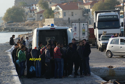 Με το πλοίο Κάλυμνος έφτασαν από το Αγαθονήσι στο Πυθαγόρειο της Σάμου άλλοι 40 περίπου μετανάστες - Φωτογραφία 6