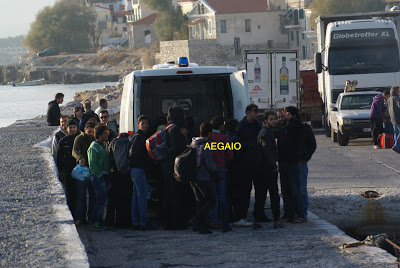 Με το πλοίο Κάλυμνος έφτασαν από το Αγαθονήσι στο Πυθαγόρειο της Σάμου άλλοι 40 περίπου μετανάστες - Φωτογραφία 7