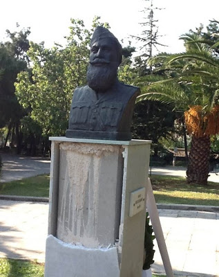 Βανδάλισαν την ιστορία και την εθνική αντίσταση καταστρέφοντας το μνημείο του Στρατηγού Ναπολέων Ζέρβα στην Αθήνα - Φωτογραφία 2