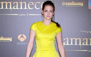 Με κίτρινο φωσφοριζέ φόρεμα η Kristen Stewart - Φωτογραφία 1