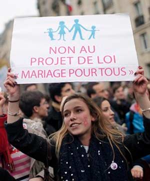 Γαλλία: Πάνω από 100.000 Γάλλοι διαδήλωσαν κατά του «γάμου» των ομοφυλόφιλων και του δικαιώματος υιοθεσίας - Φωτογραφία 2