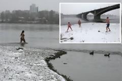 Κάνοντας βουτιές στα χιόνια!