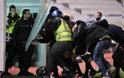 Η Αστυνομία συνέλαβε 28χρονο για επεισόδια στον αγώνα ΑΠΟΕΛ - ΑΕΚ