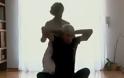 O Γιάννης Μπουτάρης κάνει γιόγκα και χορεύει μπροστά στην κάμερα! (Βίντεο)