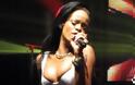 Η Rihanna με το σουτιέν στη σκηνή - Φωτογραφία 3