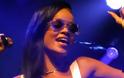 Η Rihanna με το σουτιέν στη σκηνή - Φωτογραφία 4