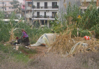 Αγρίνιο: Άνθρωποι ζουν σε τέντες στα παλιά σφαγεία - Δείτε φωτο - Φωτογραφία 1