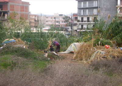Αγρίνιο: Άνθρωποι ζουν σε τέντες στα παλιά σφαγεία - Δείτε φωτο - Φωτογραφία 3