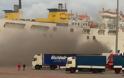 Πάτρα: Μεγάλη φωτιά εν πλώ στο πλοίο Κρήτη ΙΙ - Κάηκαν νταλίκες - Δεν μπορούν να εντοπίσουν την εστία της φωτιάς - Δείτε φωτό-βίντεο - Φωτογραφία 1