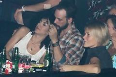 Σολωμού - Μουζουράκης: Αγκαλιές και φιλιά μπροστά στο φακό