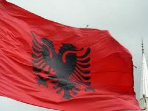 Γιγάντιες Αλβανικές σημαίες προκαλούν αντιπαράθεση - Φωτογραφία 1