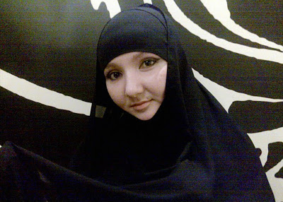 Ασπάστηκε το Ισλάμ..Αποχαιρέτισε την κόρη της,ζώστηκε με εκρηκτικά..και σκότωσε επτά άτομα.Αναμέσα τους και ένα 12χρόνο παιδί. - Φωτογραφία 3