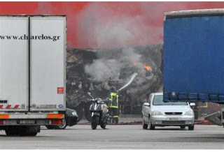 Πάτρα: Υπό πλήρη έλεγχο τέθηκε η φωτιά στο ΚΡΗΤΗ II - Πάνω απο 20 οχήματα καταστράφηκαν - Ολοσχερώς κάηκαν 3 νταλίκες - Φωτογραφία 1