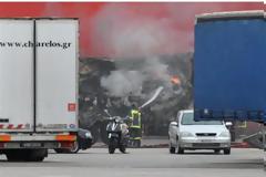 Πάτρα: Υπό πλήρη έλεγχο τέθηκε η φωτιά στο ΚΡΗΤΗ II - Πάνω απο 20 οχήματα καταστράφηκαν - Ολοσχερώς κάηκαν 3 νταλίκες