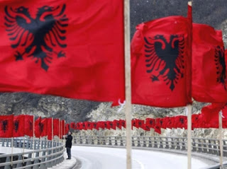 Οι κάτοικοι της Κορυτσάς εξαφάνισαν «εν μια νυκτί» όλες της αλβανικές σημαίες απ' την πόλη τους! - Φωτογραφία 1