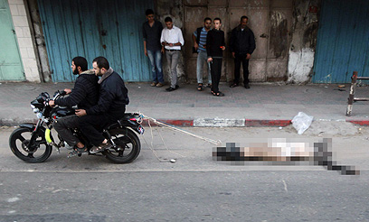 Σκληρά βίντεο (2): Παλαιστίνιοι εκτελούν σέρνοντας πίσω από μηχανάκια υπόπτους για κατασκοπία!!! (Προσοχή: Σκληρές εικόνες) - Φωτογραφία 1
