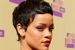 Δείτε πως είναι η Rihanna αμακιγιάριστη! (pics)