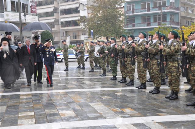 Με δοξολογία και κατάθεση στεφάνων γιορτάστηκε η ημέρα των Ενόπλων Δυνάμεων στη Βέροια - Φωτογραφία 2