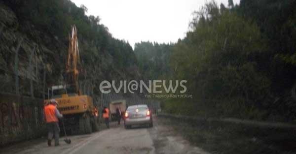 Δερβένι: Επικίνδυνα βράχια πάνω από τα κεφάλια των οδηγών - Φωτογραφία 2