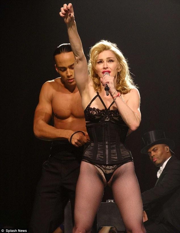 Madonna: Επιμένει στα 54 της να μας δείχνει το γυμνό κορμί της! - Φωτογραφία 2