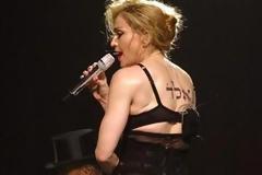 Madonna: Επιμένει στα 54 της να μας δείχνει το γυμνό κορμί της!